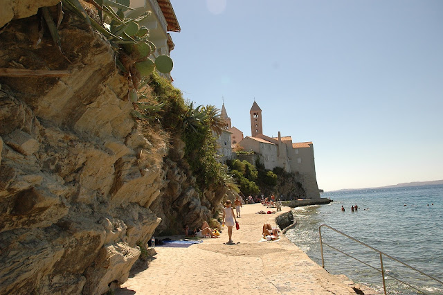 Chorwacja wyspa Rab Plaża betonowa miasto rab