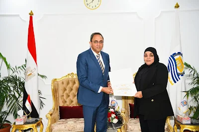 محافظ قنا يكرم المتميزين في دورات مركز سقارة للتنمية المحلية تقديراً لتفوقهم