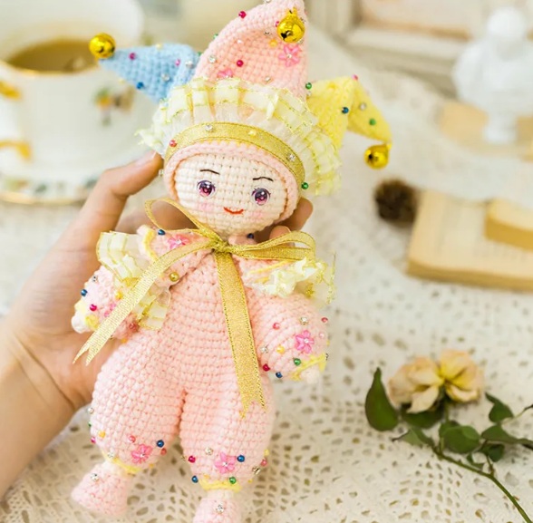 Куколка Клоун крючком - описание вязания куколки амигуруми (4)