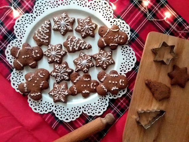 BISCOTTI PAN DI ZENZERO, GINGERBREAD COOKIES, ricette, ricetta americana, dolci vari, biscotti, cannella, zenzero, glassa, ghiaccia, biscotti di natale, natale 