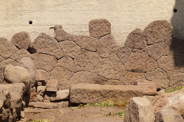 Αρχαιολογικά κατάλοιπα με εξέχουσα θέση στον αρχαιολογικό περίπατου του Μολύβου. Αναλημματικός τοίχος εντός του οικοπέδου ιδιοκτησίας ΟΤΕ. 6ος αι. π.Χ.