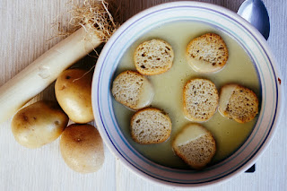 Foto di vellutata di porri. Primo piatto sostanzioso e sano.Gustoso ed ottimo anche per una dieta vegana a base di prodotti dell'orto quali porri e patate. Da gustare con i crostini.