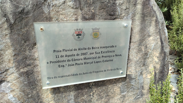 placa de inauguração da Praia Fluvial de Alvito da Beira