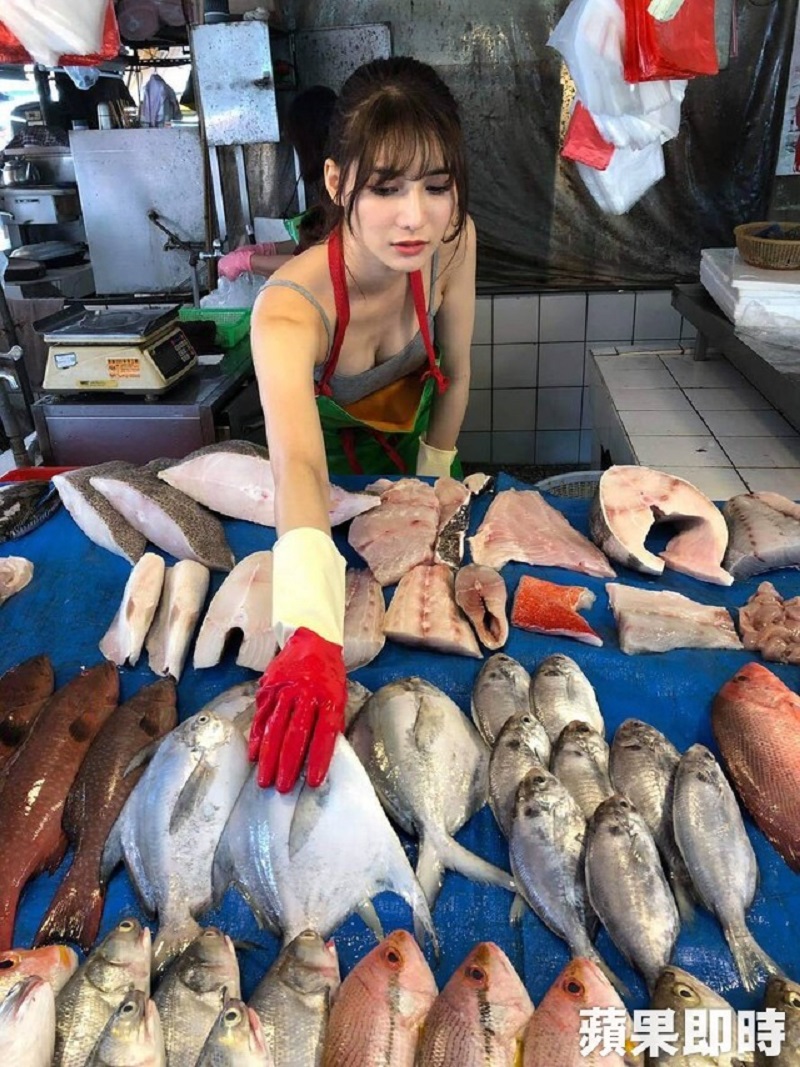 Cantiknya Penjual Ikan di Pasar Bikin Kaum Pria Tak 