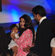 Aishwarya Rai Unseen Wallpapers First Time On Media (aishwarya rai abhishek bachchan with their baby wallpaper )