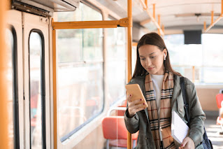 Passageira lendo um e-book no onibus