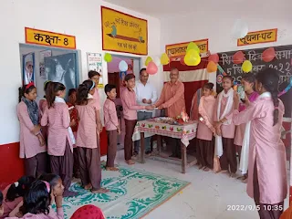 डॉक्टर सर्वपल्ली राधाकृष्णन का जन्मदिन शिक्षक दिवस धूमधाम से सम्पन्न  रिपोर्ट :- विजय द्विवेदी  जगम्मनपुर, जालौन : भारत के प्रथम उपराष्ट्रपति डॉक्टर सर्वपल्ली राधाकृष्णन के जन्मदिन पर शिक्षक दिवस धूमधाम से मनाया गया।  प्राथमिक एवं जूनियर हाई स्कूल संयुक्त विद्यालय हुसेपुरा जागीर में प्रधानाध्यापक लक्ष्मण प्रसाद के नेतृत्व एवं भाजपा नेता विजय द्विवेदी की उपस्थिति में देश के प्रथम उप राष्ट्रपति डॉक्टर सर्वपल्ली राधाकृष्णन के जन्मदिन के अवसर पर शिक्षक दिवस का कार्यक्रम धूमधाम से संपन्न हुआ। विद्यालय के छात्र छात्राओं एवं शिक्षकों ने मां सरस्वती एवं डॉ सर्वपल्ली राधाकृष्णन के चित्र पर माल्यार्पण कर केक काटा।छात्राओं में राष्ट्रीय गीतों पर वीर रस की भाव भंगिमा के साथ सांस्कृतिक कार्यक्रम प्रस्तुत किया। छात्र छात्राओं ने शिक्षकों को गुरु दक्षिणा के रूप में कलम भेंट की। भाजपा नेता विजय द्विवेदी एवं प्रधानाध्यापक लक्ष्मण प्रसाद ने महान शिक्षाविद डॉक्टर सर्वपल्ली राधाकृष्णन के जीवन पर प्रकाश डाल कर राष्ट्र निर्माण तथा मानव जीवन में शिक्षक की भूमिका पर प्रकाश डाला ।इस अवसर पर सहायक शिक्षक उदयसिंह एवं अमित कुमार पटेल सहायक अध्यापक मौजूद रहे।