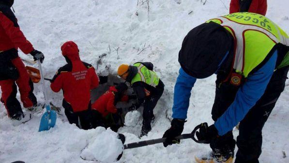 Tragedia all'Hotel Rigopiano: trovate vive otto persone tra cui due bimbe