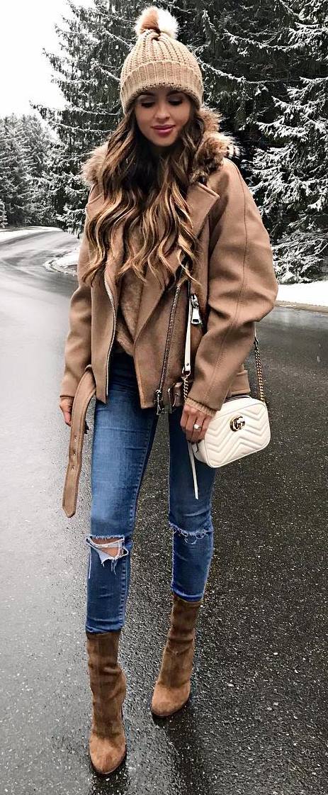 cozy winter outfit_nude moto jacket + white bag + sweater + skinny jeans + boots