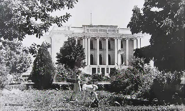 Фото города Душанбе 1960-ых годов и те же места в 2015 году.