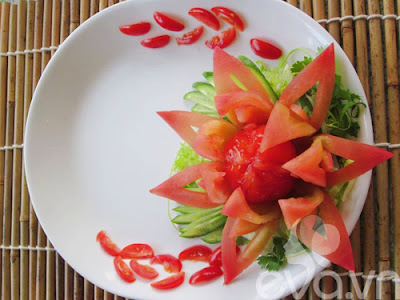Tỉa hoa cà chua trang trí đĩa thức ăn