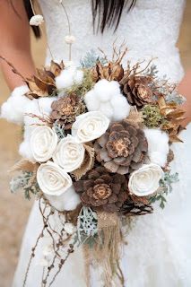 bouquet da sposa con pigne e altri materiali naturali