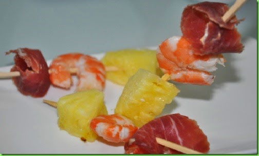 BROCHETAS DE LANGOSTINOS PIÑA Y JAMÓN SERRANO