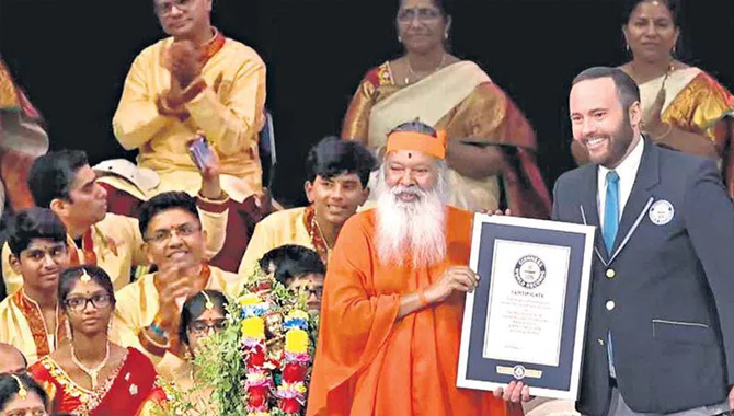 గిన్నిస్ రికార్డు అందుకొన్న గణపతి సచ్చిదానంద స్వామి - Ganapati Satchidananda Swamy who received the Guinness record