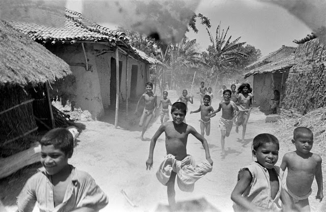 Foto Werner Bischof - Índia, Estado de Bihar, 1951 - Crianças em uma área atingida pela fome