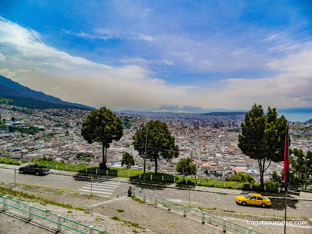 Quito vista do mirante da Virgem Alada (El Panecillo)