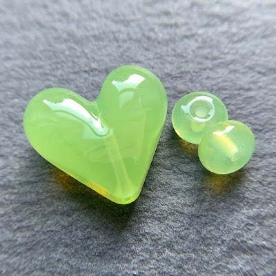 Handmade lampwork glass heart bead by Laura Sparling made with CiM Witches' Brew