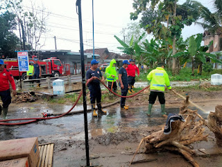 Sinergitas Polres Tulungagung Bersihkan Sisa – sisa Material Lumpur Akibat Bencana Banjir