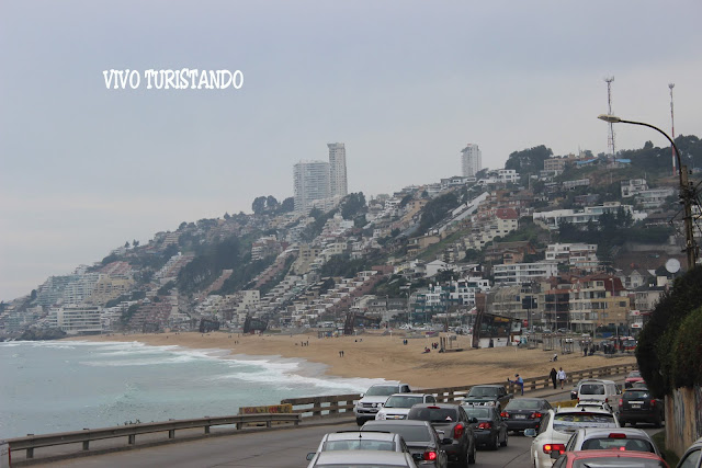 Praia da Reñaca, ao fundo construções formando uma grande escadaria