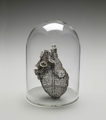 Anne Mondoro, ganchillo, corazon tres de, amigurumi corazon heart, alambre, corazon de hierro, como tejer un corazon, estas enfermo del corazon, manualidades con alambre