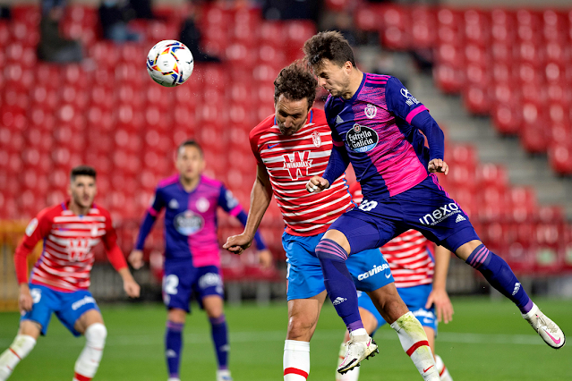 Óscar Plano se anticipa a Germán para rematar el centro de Sergi Guardiola y marcar el primer gol vallisoletano. GRANADA C. F. 1 REAL VALLADOLID C. F. 3. 22/11/2020. Campeonato de Liga de 1ª División, jornada 10. Granada, estadio Nuevo Los Cármenes.