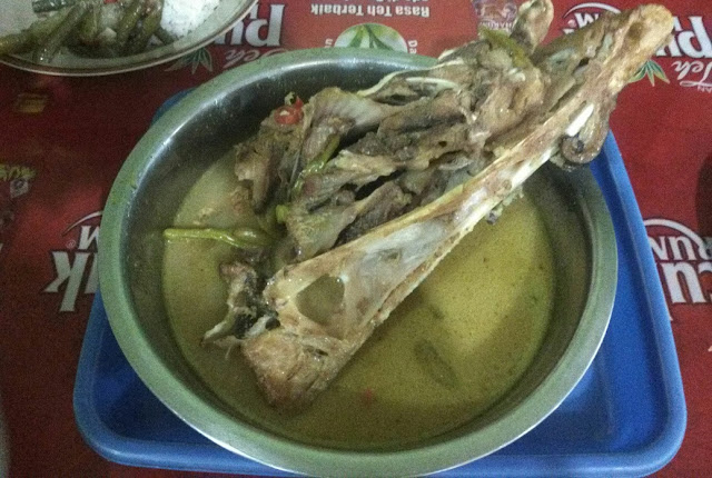 Masakan kepala manyung warung Bu Sarah, Pati, Jawa Tengah. (foto direktorijateng.com)