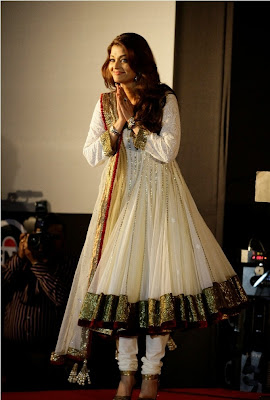 Aishwarya Rai Bachchan in Gorgeous salwar kameez 