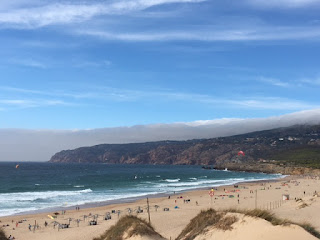 praia do Guincho com algumas pessoas e mar ao fundo