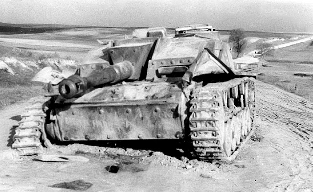 Panzerserra Bunker- Military Scale Models in 1/35 scale: 10,5 cm  Sturmhaubitze 42 Ausf. G (StuH 42) - Sd.Kfz 142/2 (early version) and  Sturmgeschütz III Ausf. G (reworked - concrete armour) - Sd.Kfz 142/1 -  case report