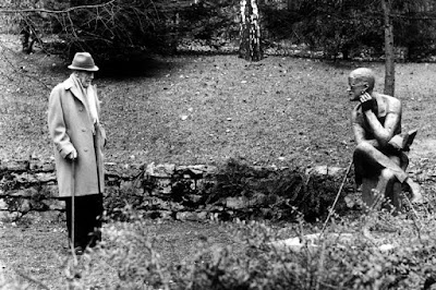 Ezra Pound visita la tumba de James Joyce en Ginebra (1967)