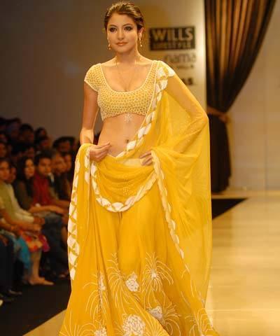 [Anushka+Sharma+In+A+Fashion+Show4.jpg]