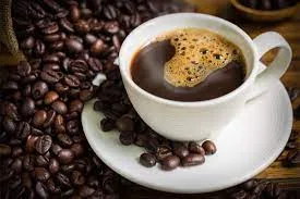 El café es una de las bebidas más populares y consumidas en todo el mundo. Durante mucho tiempo, ha habido una creencia común de que el consumo de café puede reducir la absorción de vitaminas en el cuerpo. En esta reseña, exploraremos si hay alguna verdad detrás de esta afirmación y analizaremos los estudios científicos que han abordado esta cuestión. En primer lugar, es importante señalar que el café contiene cafeína, una sustancia estimulante que puede afectar varios procesos fisiológicos en el cuerpo.