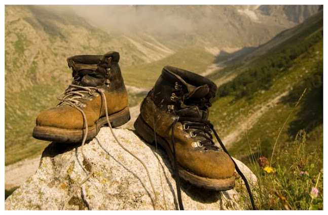 https://www.freepik.com/free-photo/sturdy-climber-boots_1154350.htm#query=sepatu%20gunung&position=2&from_view=search&track=locales