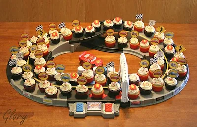 Original stand para cupcakes para fiesta de Cars o coches de carreras.