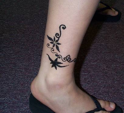 Henna tattoo artists use a natural henna ink which is made from powder from