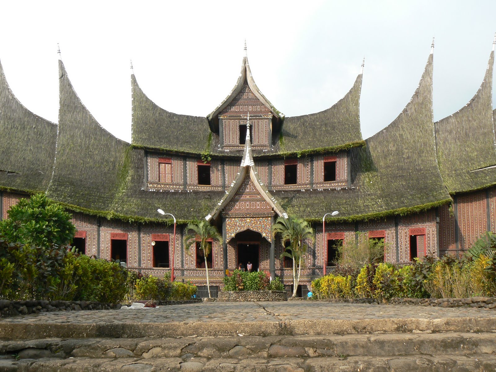 Pola Bentuk Arsitektur Dan Karakteristik Rumah Gadang