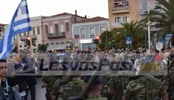   Πραγματική λαοθάλασσα δημιούργησαν χιλιάδες κόσμου το Σάββατο (25/9) στην προκυμαία Μυτιλήνης για την καθιερωμένη υποστολή της σημαίας στο...