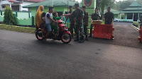 Jelang Berbuka Puasa, Dandim 1423/Soppeng Bagi Takjil Buka Puasa Kepada Warga yang Melintas di Depan Makodim 