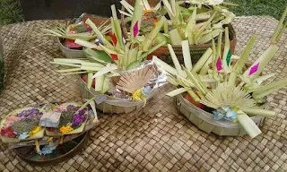 Banten Ayaban Tumpeng (Tulung Pengambean)