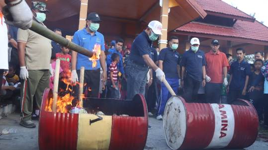 Pemkab Kep. Selayar Musnahkan Belasan Merk Produk Makanan dan Minuman, Kadaluarsa