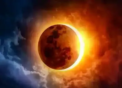 كسوف الشمس حيث يغطي القمر الشمس