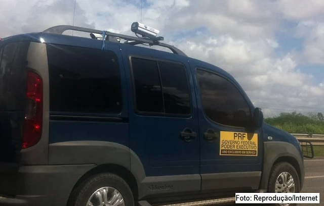 Radar móvel em carro da PRF aplicando multas 