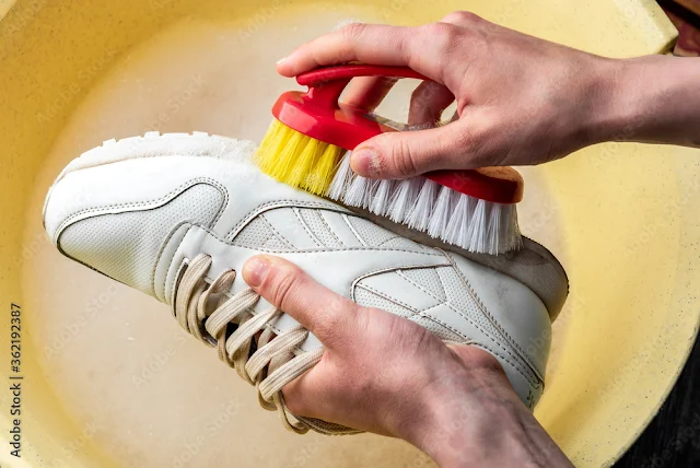 सफेद कनवर्स जूते साफ करने के 6 बेहतरीन तरीके