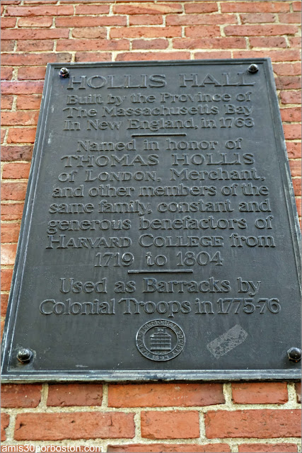 Placa del Hollis Hall en el Campus de la Universidad de Harvard