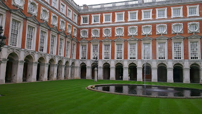 (England) – Visiting Hampton Court in London