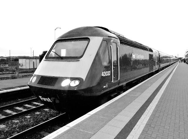 black and white image of intercity 125 hst class 43033 uk passenger train in first group livery at didcot 2004