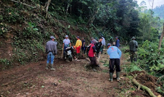 Anggota Satgas Citarum Sektor 1 Bersama Warga Masyarakat Bergotong Royong Membersihkan Jalan Dari Longsoran Tanah