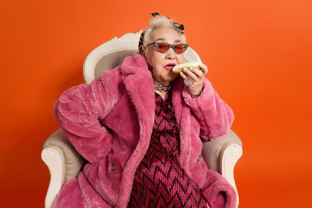 Abuelas la rompen en campaña publicitaria de una panadería en Rusia