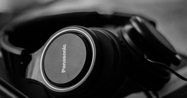 this is a picture of bluetooth headphones and how to choose them