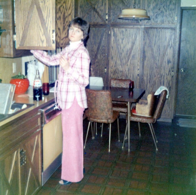 25 Intimate Photos Of Mom Working In The Kitchens In The 1970s 